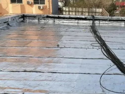 凤冈卫生间漏水维修公司分享下凤冈屋面楼顶防水刚性防水层施工要点。